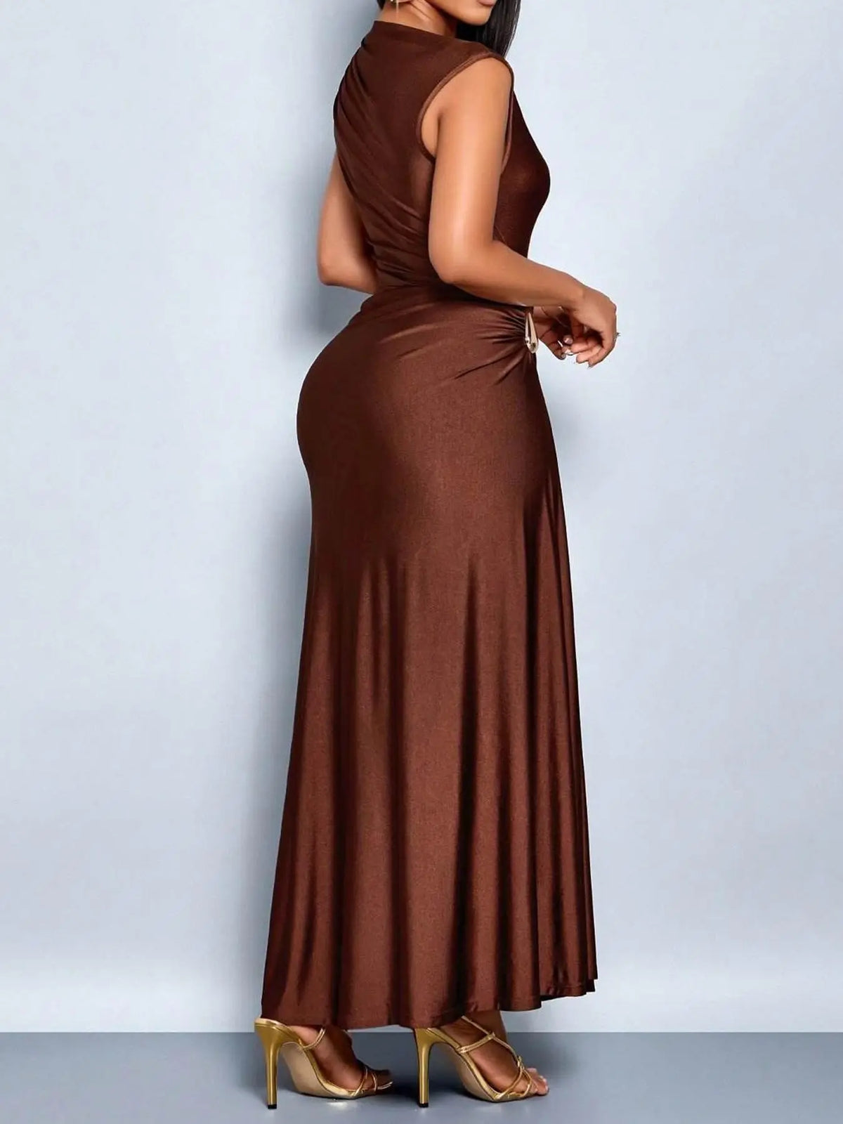 Robe Champagne à Détails Métalliques et Ourlet Asymétrique – Robe de Soirée Ajustée