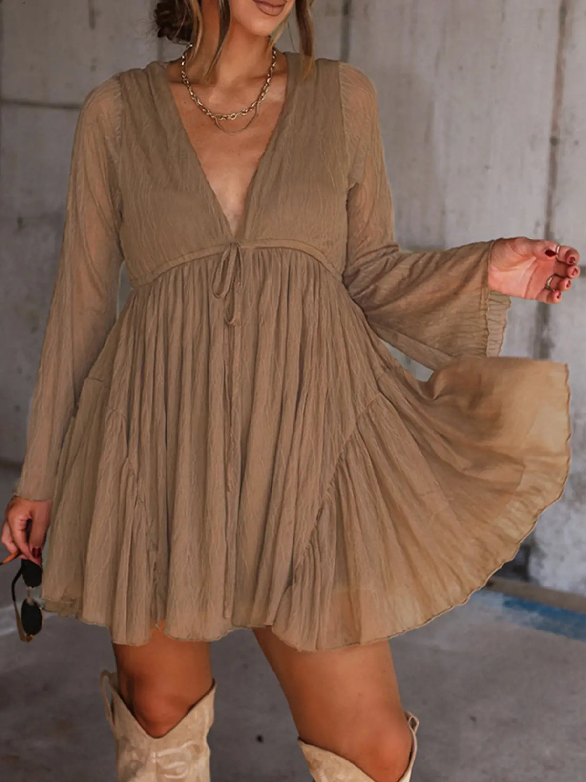 Robe Courte Col V à Manches Longues avec Doublure Short – Robe Chic Vintage