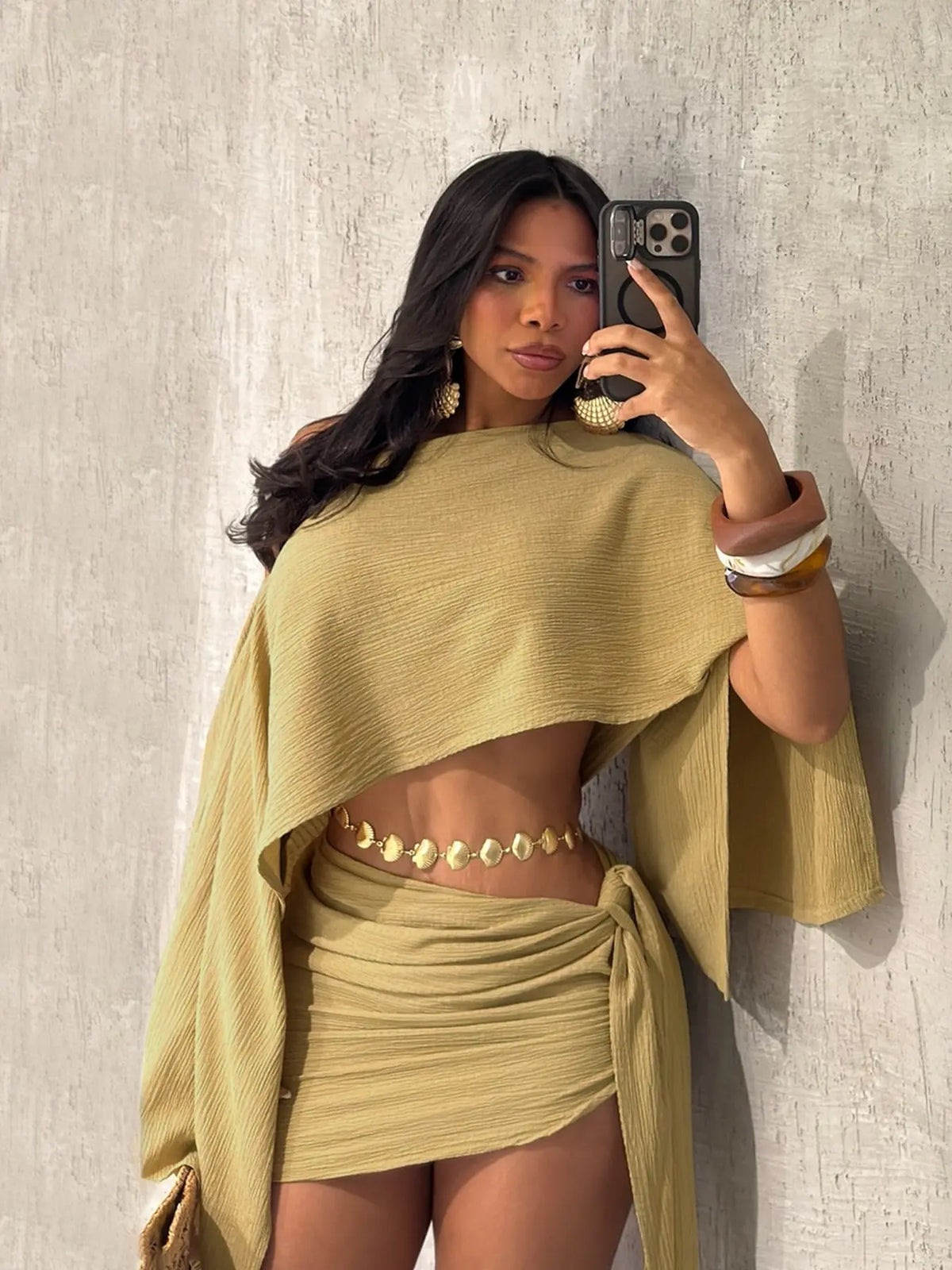 Ensemble Crop Top Épaules Dénudées & Jupe Moulante – Tenue de Vacances Élégante