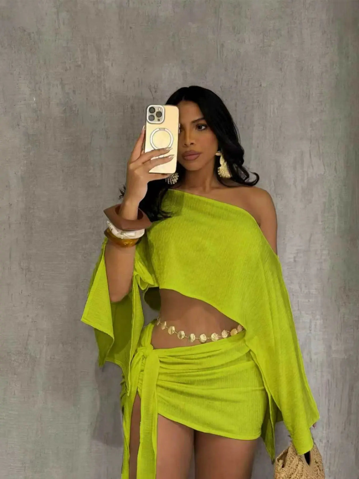 Ensemble Crop Top Épaules Dénudées & Jupe Moulante – Tenue de Vacances Élégante