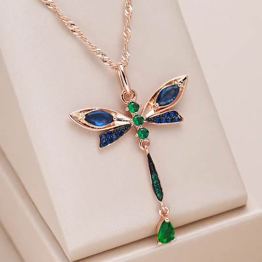 Collier Élégant Orné d’une Libellule