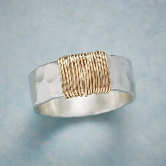 Bague Vintage en Argent Ornée d’un Fil Doré